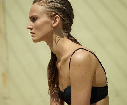 La modelo Ymre Stiekema, con un biquini de Emporio Armani Swimwear y pendientes de Jennifer Fisher.