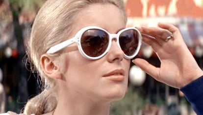 No son las gafas blancas de Acne Studios que tantas pasiones levantan. Ni las de Saint Laurent. Se trata de un modelo que Catherine Deneuve lució en la película The April Fools (1969) y que todas querríamos llevar este verano.