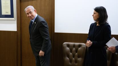 El primer ministro israelí, Benjamín Netanyahu (izquierda), durante una reunión este miércoles con la ministra alemana de Exteriores, Annalena Baerbock, en Jerusalén.