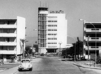 El Hotel Pez Espada de Torremolinos cumple hoy 50 años. Este establecimiento construido en 1959 y catalogado desde 2006 como Patrimonio Histórico Andaluz, fue uno de los que marcó el desarrollo turístico de la Costa del Sol. En sus habitaciones se han alojado miembros de la realeza internacional como los reyes Faisal de Arabia Saudí, Faruk de Egipto y Alberto de Bélgica, además de artistas como Frank Sinatra y Sofía Loren.