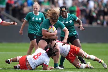 Valentina Pérez, izquierda, y Ana Peralta, derecha, bloquean a una rival este domingo en el encuentro ante Irlanda.