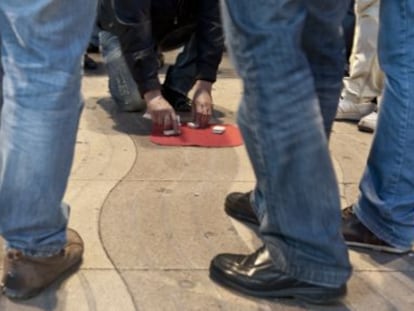 Un grupo de trileros en La Rambla de Barcelona en noviembre pasado.