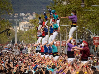 Primera actuación de las colles de castellers de Barcelona tras un año y media de pandemia.