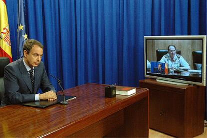 Zapatero conversa por videoconferencia con el Jefe del Estado Mayor del Ejército, José Antonio García González.