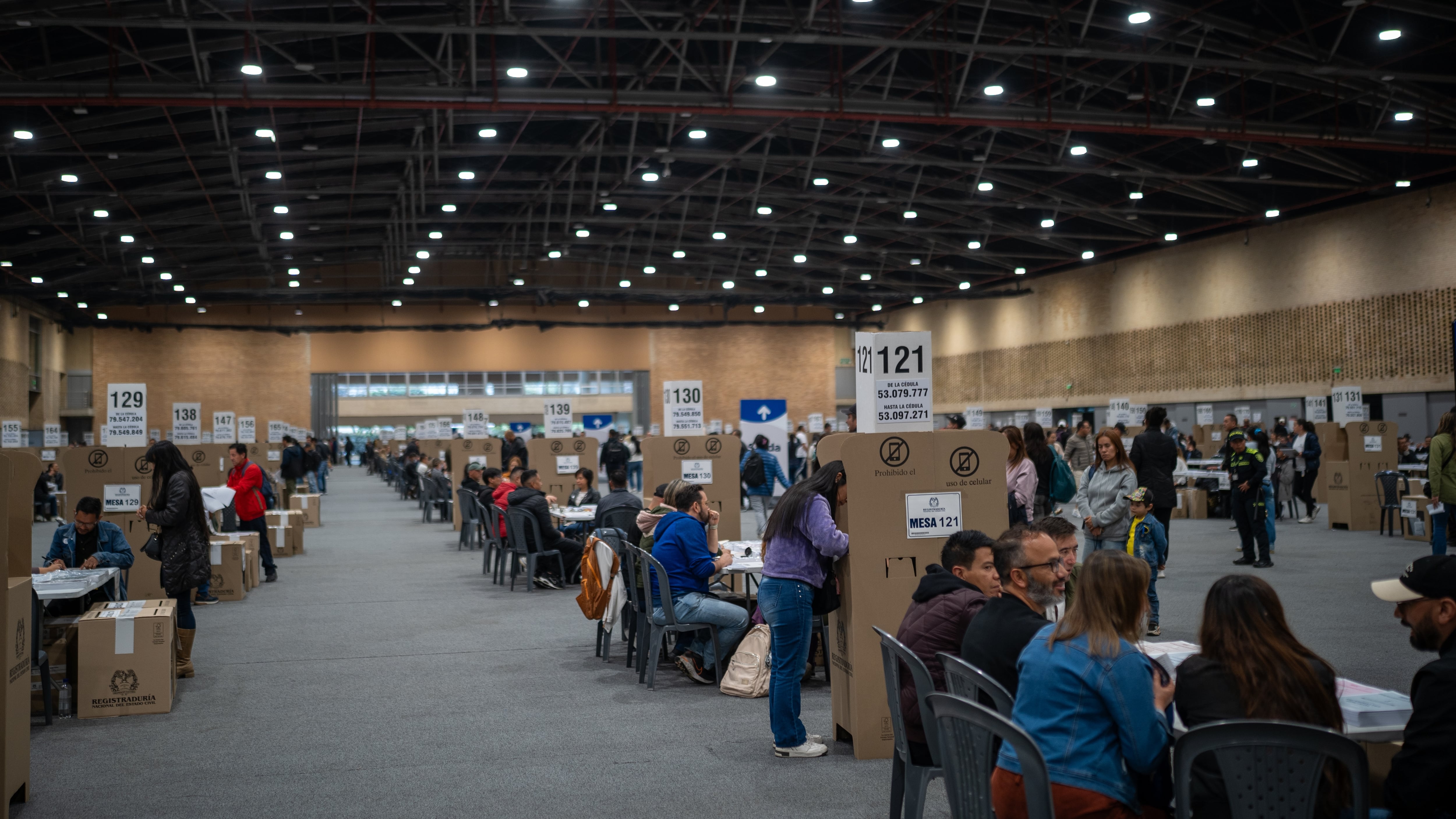 Ciudadanos acuden a votar en Corferias, en Bogotá, este domingo.