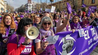 Marcha en Sevilla del Tren de la Dignidad en contra de la eliminación de ayudas contra la violencia machista a ONG de mujeres.