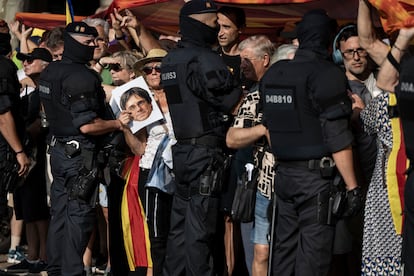 Manifestantes independentistas protestan frente al Parlament durante la sesión de investidura de Salvador Illa. 