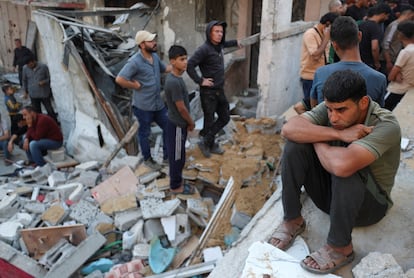 Un edificio de Yabalia, al norte de la franja de Gaza, reducido a escombros tras un bombardeo israelí este viernes.
