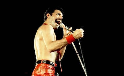 Actuación de Freddie Mercury junto con su grupo Queen en Chicago en 1980.