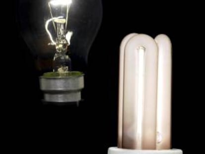 Fotografía sin fecha de una bombilla fluorescente compacta (d) y una bombilla incandesecente. EFE/archivo