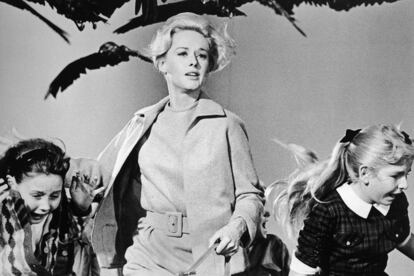 Tippi Hedren – Con motivo del lanzamiento de su libro de memorias en 2016, la protagonista de Los pájaros aseguró que durante los seis meses que se extendió el rodaje del clásico de Alfred Hitchcock el director abusó de ella manera constante, intimidándola y prohibiendo a sus compañeros de reparto que tuvieran cualquier contacto. Hedren también narra cómo Hitchcock se abalanzó sobre ella e intentó besarla en su limusina: “Era sexual y perverso. Cuanto más me oponía a él, más agresivo se volvía”.