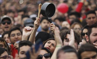 Una mujer golpea una cacerola durante una manifestación en Santiago de Chile.