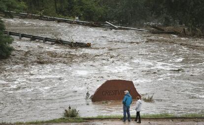 Una carretera barrida por el agua al sur de la localidad de Lyons, Colorado.