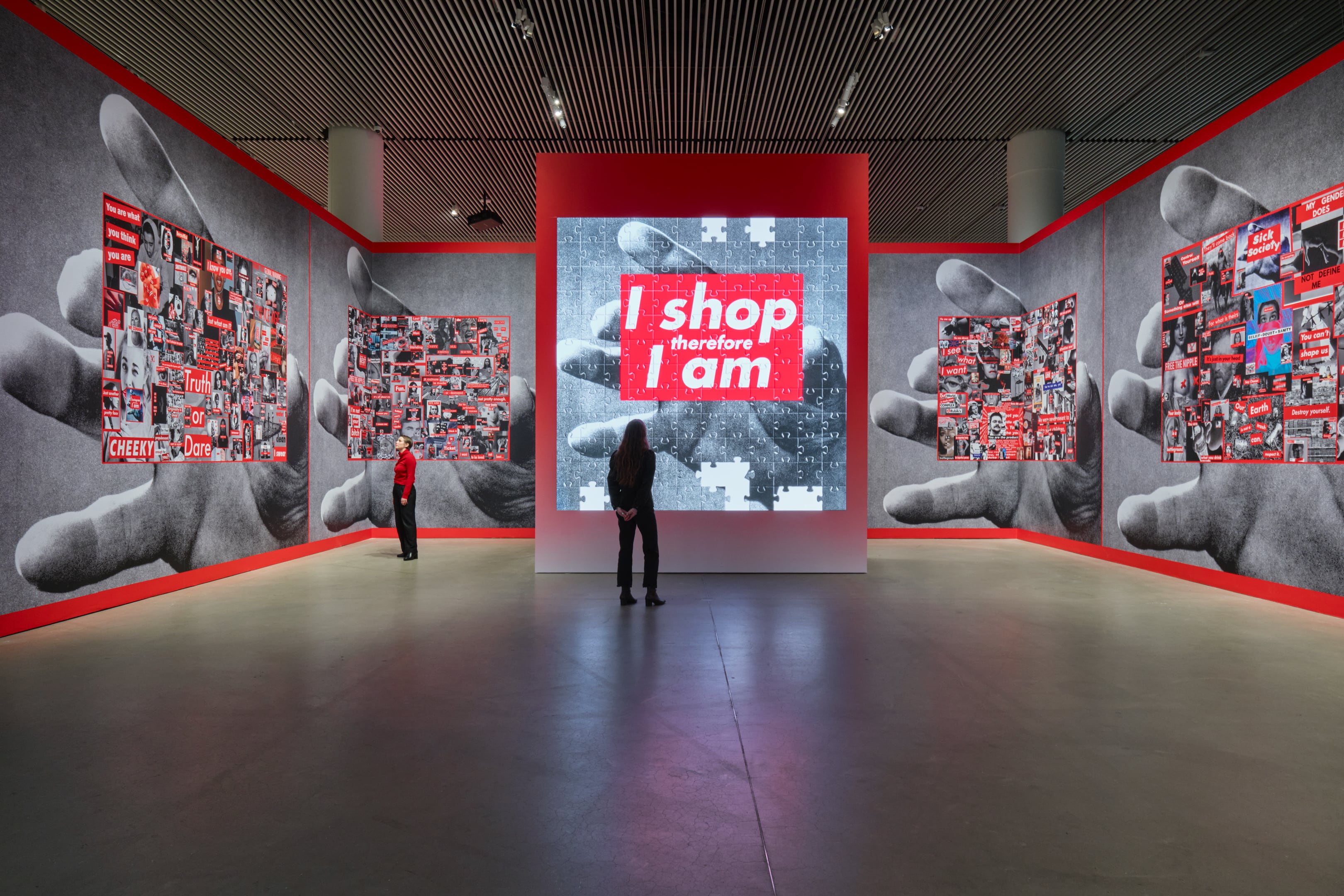 "Barbara Kruger: La Artista que Da Voz a las Imágenes en Bilbao"