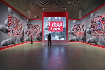 Una sala de la exposición de Barbara Kruger en el Guggenheim de Bilbao, en una imagen cedida.