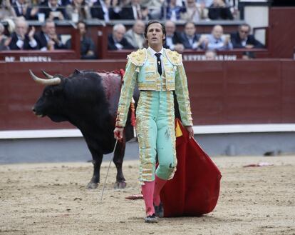 La faena de Mora vivió momentos de pasión y desbordante emoción en la plaza madrileña.