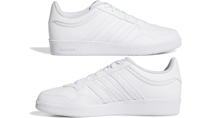 Artículo de EL PAÍS Escaparate sobre unas zapatillas blancas Adidas en oferta.