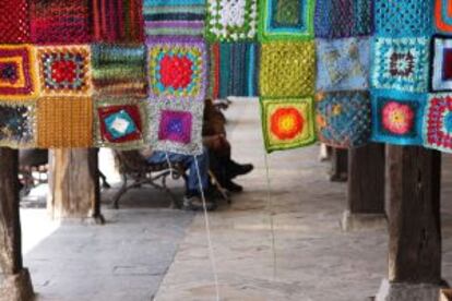 Celebración del dia mundial de tricotar en espacios publicos, actividad del proyecto KUKU en Aguilar de Campoo (Palencia).