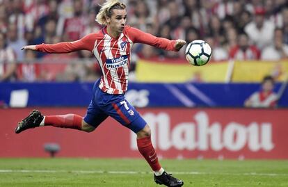 Griezmann remata de volea en el último partido contra el Barcelona.