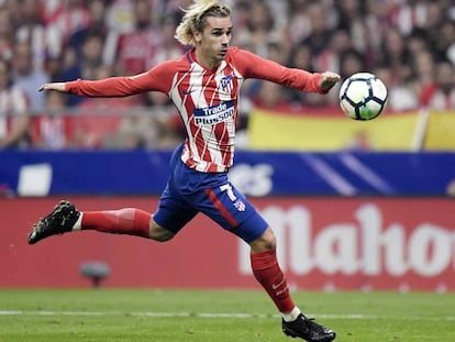 Griezmann remata de volea en el &uacute;ltimo partido contra el Barcelona.