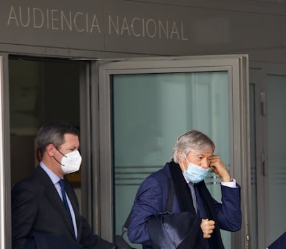 A la derecha, el empresario argentino Alejandro Roemmers, a su salida este miércoles de la Audiencia Nacional.