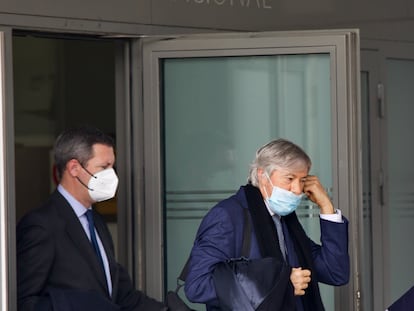 A la derecha, el empresario argentino Alejandro Roemmers, a su salida este miércoles de la Audiencia Nacional.