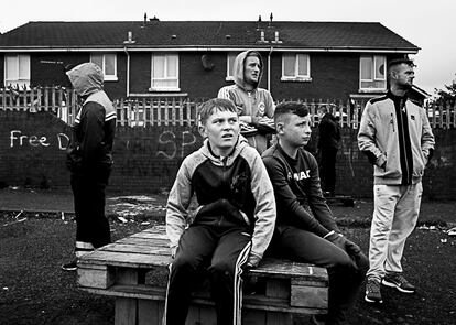 Escena de la vida cotidiana de los adolescentes en las comunidades de clase trabajadora de Belfast, Irlanda del Norte, donde continúan las eternas tensiones entre unionistas protestantes y nacionalistas católicos en barrios separados.  Imagen de la exposición 'Wee Muckers'.