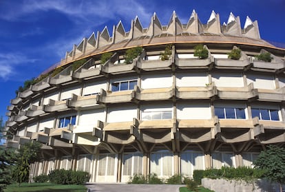 El Instituto de Patrimonio Cultural de España, conocido como la Corona de Espinas (1985), es un proyecto de Fernando Higueras.