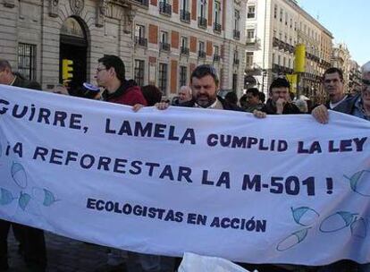 Miembros de la ONG sostienen la pancarta durante la protesta en Sol.