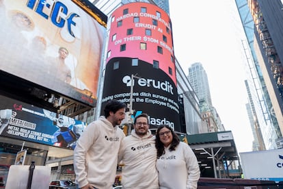 Alejandro Martínez, fundador y CEO de Erudit, con parte del equipo.