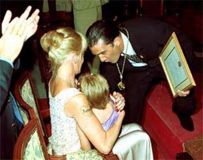 Antonio Banderas saluda a su mujer, Melanie Griffith, y a su hija tras recibir el homenaje.