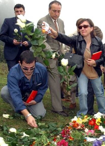 Rosa Lamps, widow of Felipe Antonio Parto, throws roses over the site of the crash.