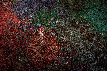 Miembros de la 'Colla Jove Xiquets de Valls' construyen una torre humana durante la 27ª competencia Concurso de Castells, el 7 de octubre de 2018 en Tarragona (España). Los 'Castellers' que construyen las torres humanas con técnicas precisas compiten en grupos, conocidos como 'colles', en festivales locales con el objetivo de construir la torre humana más alta y compleja.