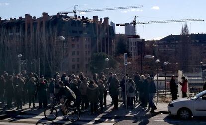 Concentraci&oacute;n frente a la estaci&oacute;n de Cernac&iacute;as Paco de Luc&iacute;a en una imagen difundida por la Asociaci&oacute;n de Vecinos de Montecarmelo. 