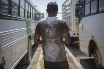 Un mecánico arregla un autobús en la carretera de San Pedro a Piedras Negras.