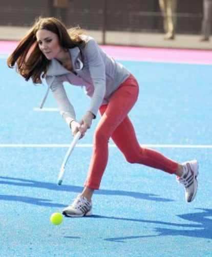 Kate Middleton, jugando al hockey.