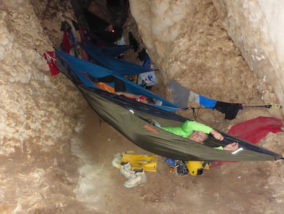 El geólogo Raúl Pérez, en primer plano, descansa en la sima de Benís, en Cieza (Murcia), a 215 metros bajo tierra.