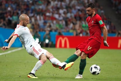 El centrocampista español David Silva y el centrocampista portugués Bruno Fernandes (d).