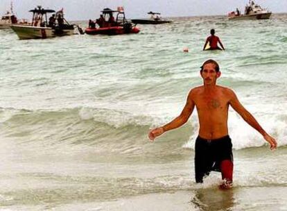 Un cubano alcanza la playa de Surfside (Florida) tras eludir a los guardacostas de EE UU, en una imagen de archivo.
