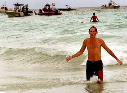 Un cubano alcanza la playa de Surfside (Florida) tras eludir a los guardacostas de EE UU, en una imagen de archivo.