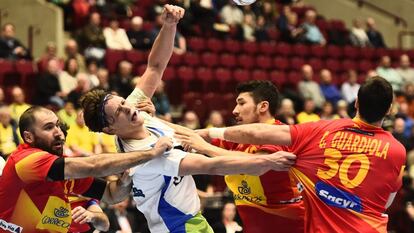 Ca&ntilde;ellas, Dujshebaev y Guardiola frenan a Dolenec.