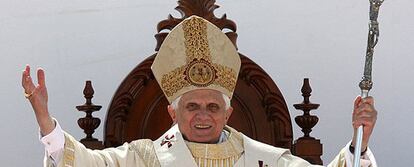 Benedicto XVI en el Campo de Marte en Sao Paulo, donde ha oficiado la misa de canonización de Frei Galvao, el primer santo nacido en Brasil.