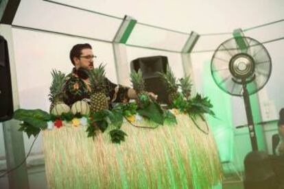 Un dj en una azotea al aire libre.