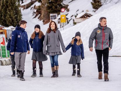 La familia danesa durante un paseo por Verbier, en enero.