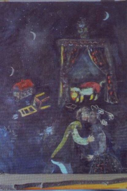 Una pantalla muestra una obra de Marc Chagall, de la colección recuperada en Múnich,