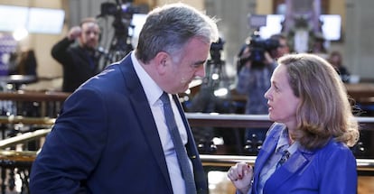 El consejero delegado de BME, Javier Hernani, junto a la vicepresidenta primera y ministra de Asuntos Económicos, Nadia Calviño.