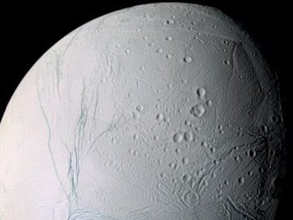 La misión ‘Cassini’ encuentra compuestos químicos esenciales para sustentar microbios en la luna de Saturno