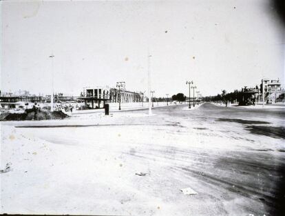 Aspecto de la prolongación de la Castellana en 1934, donde ya asoma la estructura de los imponentes Nuevos Ministerios.  