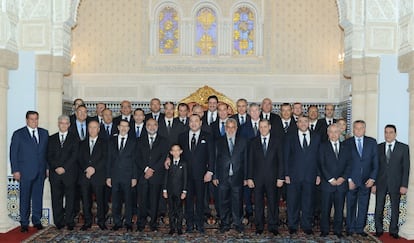 El rey Mohamed VI y su hijo Hassan posan con los nuevos miembros del Gobierno en el palacio real de Rabat.