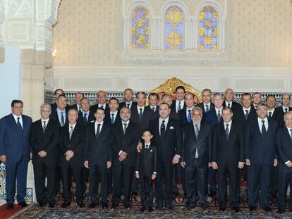 El rey Mohamed VI y su hijo Hassan posan con los nuevos miembros del Gobierno en el palacio real de Rabat.